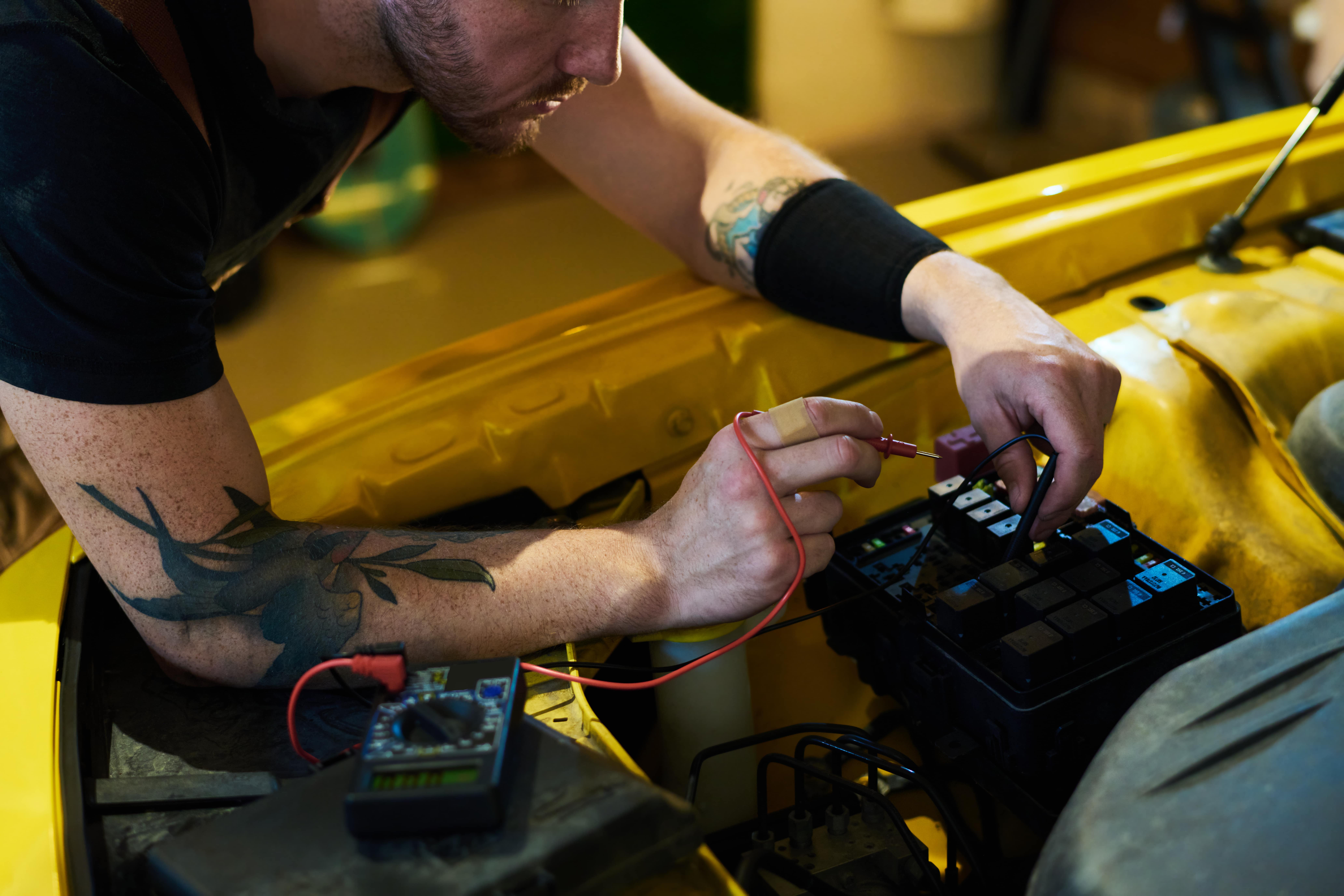 O que revisar na auto elétrica? Confira os principais serviços